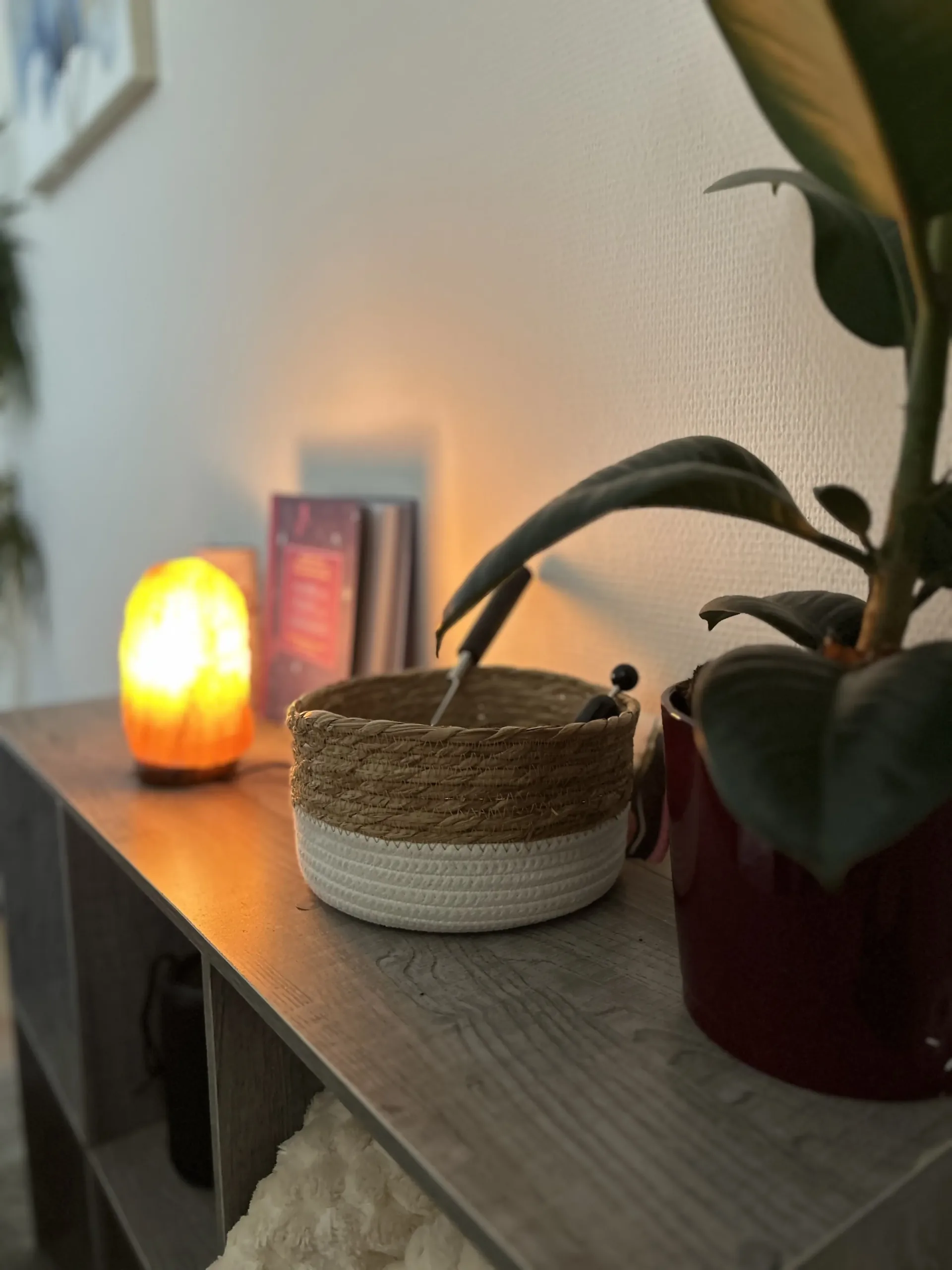 Coin détente du cabinet de réflexologie : lampe de sel allumée, panier tressé et plante