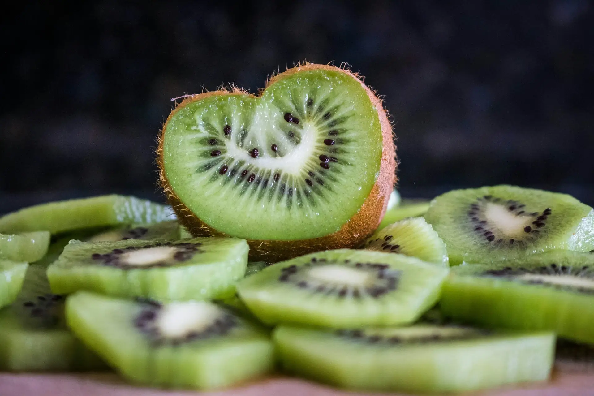 Tranches de kiwi sur une table sombre